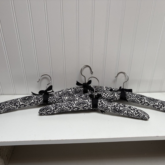 Other - Set Of 4 Padded Fabric Covered Hangers Black & White Paisley Filigree Bow 14.5"